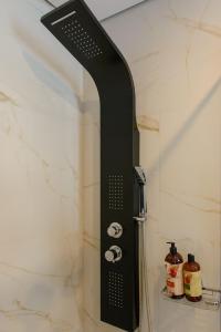e bagno con doccia con soffione nero. di Casa d' Irene near airport, 200 mtrs from the beach, Artemis center a Artemida