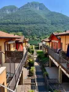 eine Reihe von Häusern mit Bergen im Hintergrund in der Unterkunft Appartamento IRIS in Spinone Al Lago