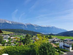 una pequeña ciudad con montañas en el fondo en Ferienwohnung Sophia en Innsbruck