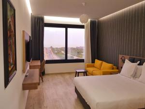 ein Hotelzimmer mit einem Bett und einem großen Fenster in der Unterkunft Surf One Hotel in Agadir