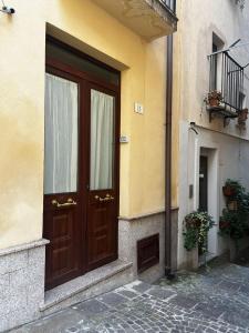 a wooden door on the side of a building at La casa di Ladì in Scilla