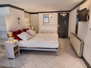Postel nebo postele na pokoji v ubytování ON138 Romantic studio with nice garden