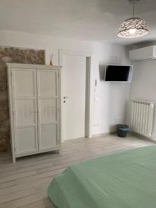 TV a/nebo společenská místnost v ubytování LA CASA DI PIETRA