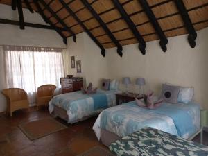 um quarto com duas camas num quarto em Roidina Safari Lodge em Omaruru