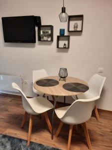 TV a/nebo společenská místnost v ubytování Lezser apartman