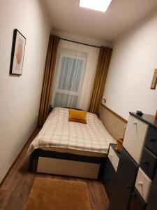 Postel nebo postele na pokoji v ubytování Lezser apartman
