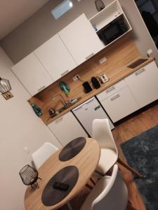 Η κουζίνα ή μικρή κουζίνα στο Lezser apartman