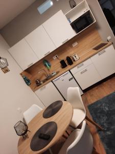 Kuchyň nebo kuchyňský kout v ubytování Lezser apartman