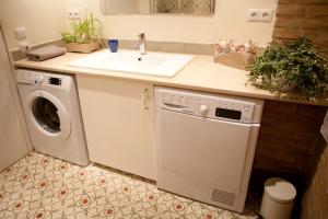 een keuken met een wastafel en een wasmachine bij Authentic Charming Apartment/Wifi/Air Conditioning in Valencia