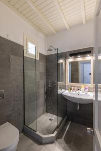 Ένα μπάνιο στο Marisso Hotel