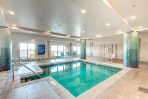 Bazén v ubytování Emerald Grande W222- Rexford's BEACH Retreat nebo v jeho okolí