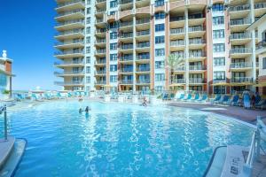 Bazén v ubytování Emerald Grande W222- Rexford's BEACH Retreat nebo v jeho okolí