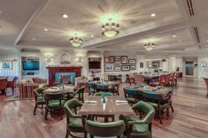 En restaurant eller et spisested på Emerald Grande W222- Rexford's BEACH Retreat