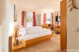Tempat tidur dalam kamar di Hotel Oberwirt Wangen