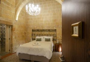 Rúm í herbergi á Senglea Suites