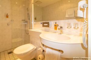 Koupelna v ubytování Hotel Oberwirt Wangen + 28 fotografií