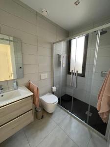 uma casa de banho com um chuveiro, um WC e um lavatório. em Villa de 2022 moderna y con piscina privada em San Pedro del Pinatar