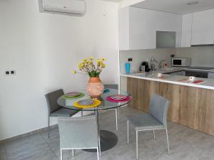 Kuchyň nebo kuchyňský kout v ubytování Villa moderna y con piscina privada