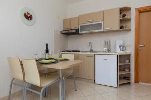 Η κουζίνα ή μικρή κουζίνα στο Apartments Paloc - Green +1 φωτογραφίες
