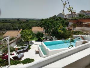 a swimming pool in the middle of a backyard at La Casa de la Luz. ArtistHome in Almodóvar del Río