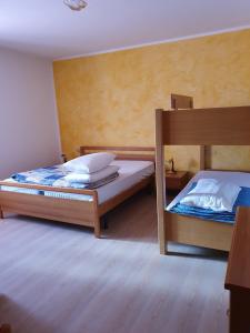 ブレツにあるCasa Vacanze Rosaのベッドルーム1室(二段ベッド2組付)
