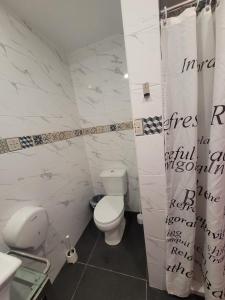 Baño blanco con aseo y lavamanos en Casa de Porto Covo Guest House, en Porto Covo