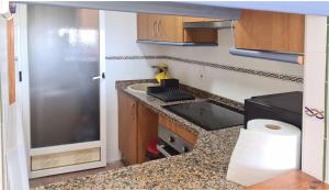 eine kleine Küche mit Spüle und Kühlschrank in der Unterkunft Stunning sea views at just 270 m from the beach in Arenales del Sol
