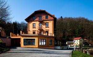 duży budynek z wieżą na górze w obiekcie ROMANTIK HOTEL ELEONORA w Taborze