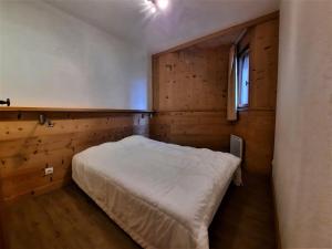 レ・メニュアールにあるAppartement Les Menuires, 3 pièces, 6 personnes - FR-1-452-16の窓付きの部屋にベッド付きのベッドルーム1室があります。