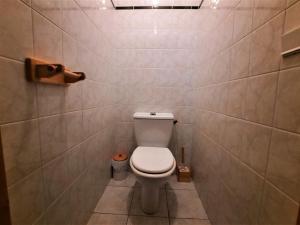 een badkamer met een toilet in een betegelde muur bij Appartement Les Menuires, 3 pièces, 6 personnes - FR-1-452-16 in Les Menuires