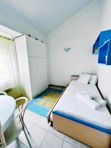 Postel nebo postele na pokoji v ubytování Heaven's door- Siviri maisonette