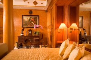سرير أو أسرّة في غرفة في Zephyr Palace Luxury Hotel