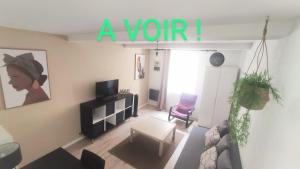 Televízia a/alebo spoločenská miestnosť v ubytovaní Narbonne centre ville historique studio