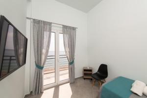 TV a/nebo společenská místnost v ubytování Loggos Apartments