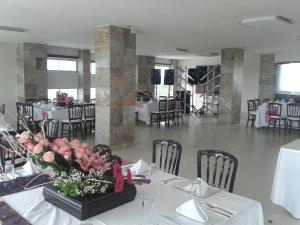 un comedor con una mesa con flores. en Hotel & Lounge Las Islas en San Juan Bautista Tuxtepec