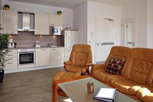 ハイリゲンダムにあるResidenz von Flotow Wohnung 17のリビングルーム(ソファ、椅子、テーブル付)