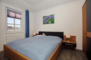 ハイリゲンダムにあるResidenz von Flotow Wohnung 17のベッドルーム(ベッド1台、窓付)