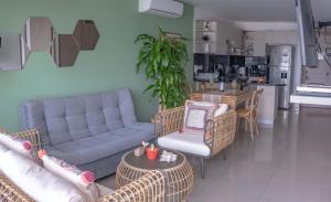 A restaurant or other place to eat at Lujoso Apartamento en Bocagrande