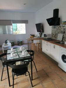 un soggiorno con tavolo e sedie e una cucina di jardin44 a Santa Úrsula