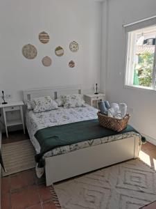 Un dormitorio con una cama con una cesta. en jardin44 en Santa Úrsula