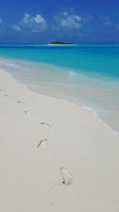 馬提維利的住宿－Mystic Maldives Mathiveri Retreat，沙滩上的一对脚印