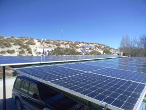 una matriz solar en el techo de un estacionamiento en Cuevas Andalucia, en Baza
