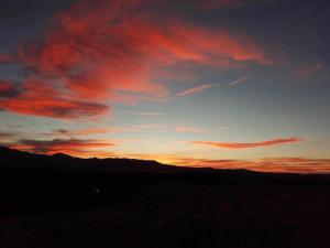 バサにあるCuevas Andaluciaの赤雲の夕日