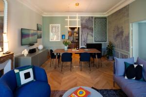 - un salon avec une table et des chaises dans l'établissement Joro Living, à Paris