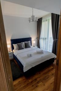 Un dormitorio con una cama grande y una ventana en Summer Delight by Onix Blue Mamaia Nord en Mamaia-Sat