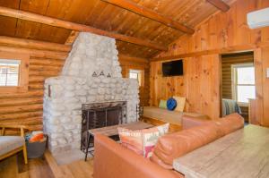 Coin salon dans l'établissement Mountain Lake Cottages