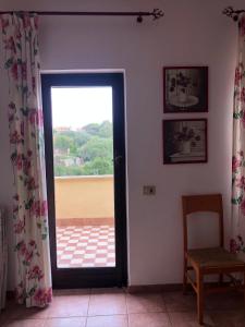 een deur naar een kamer met uitzicht op een patio bij Residence Cala Chiesa in La Maddalena