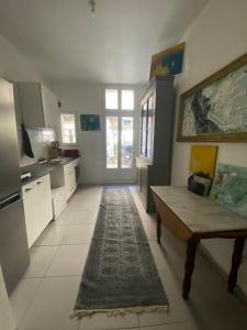 Kuchyň nebo kuchyňský kout v ubytování Charmant appartement grande terrasse