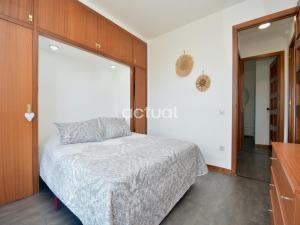 a bedroom with a bed and a dresser at Fanals 4M in Platja d'Aro