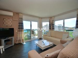 Una sala de estar con un sofá y un televisor. en Fanals 4M, en Platja d'Aro